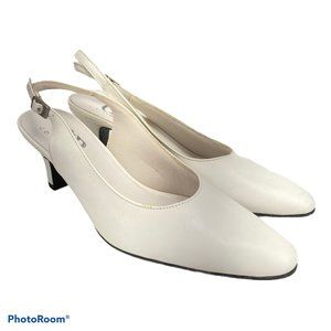 c. b. Collections White Pointed Toe Heels 7.5M